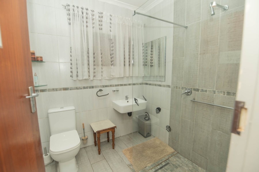 6 Bedroom Property for Sale in Bluewater Bay Eastern Cape
